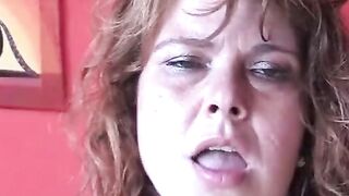 Deutsche reife Frau mit schlaffen Brüsten fingert sich