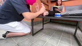 Miss Rose riceve un massaggio ai piedi dal suo schivo