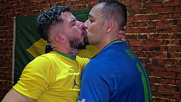 Torcedores numa pegação bem quente após jogo de futebol do Brasil contra o Egito - Parte 02