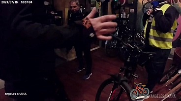 Pedí un favor anal en una Tienda de Bicicletas Tuve sexo con el mecánico adentro del taller