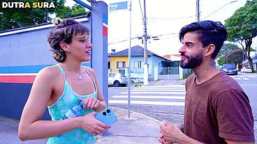 Novinha gostosa é abordada saindo da academia, a proposta indecente era gravar uma cena pornô - Novinha aceita o pedido e o final vocês já sabem
