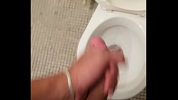 Me hago la paja en el ba&ntilde_o del trabajo luego de ver porno