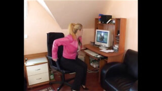 Diese widerliche Schlampe nimmt den Schwanz direkt vom Arsch in den Mund