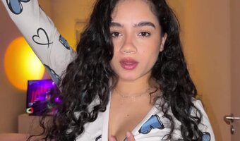 Lyzz Guzman: Hot Latina Squirts After Sensual Masturbation