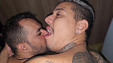 Tatuado trepando com casal de gays que são muito putos na cama.