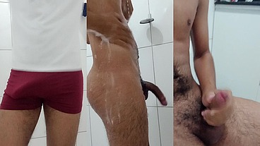 Novinho gostoso tomando banho e brincando com o pau até dar vontade de gozar muito leite