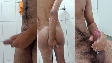 Novinho gostoso tomando banho e brincando com o pau até dar vontade de gozar muito leite