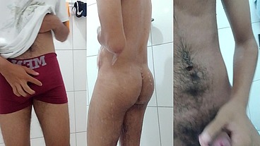 Novinho gostoso tomando banho e brincando com o pau até dar vontade de gozar muito leite
