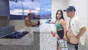 Fodendo esposa gostosa na cozinha at&eacute_ ela gozar, enquanto corno lava a lou&ccedil_a