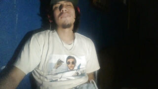 Vídeo caseiro solo de uma jovem amadora gay, com um pau grande a penetrando analmente.