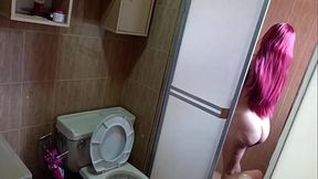 Tengo ya d&iacute_as observando a mi puta sobrina en el ba&ntilde_o que me deja la puerta abierta hoy decid&iacute_ cogerme y que sorpresa la morra quiere polla  y le reviento su culo