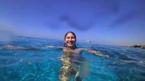 Stunning Girl Swims Nude on Public Beach