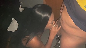 Realizei meu maior fetish em transar em uma cabine de glory hole, pena que o cara tinha ejaculação precoce.