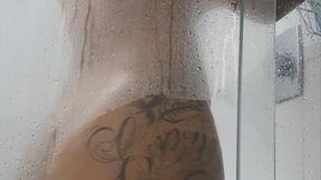 Smelly farts in the bath