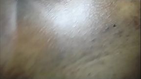 Negra rabuda sentando gostoso no pau do corno