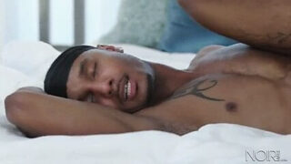 Max Konnor, anaal gepenetreerd zonder condoom.