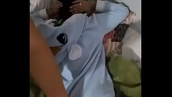 Menina safadinha de pijama e seu coroa tarado tocando a ppkknha e a bunda dela por dentro da roupa depois ela mostra a bucetinha pra vcs safadinhos