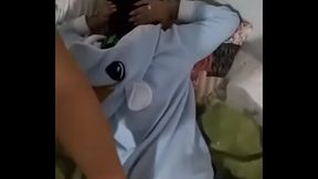 Menina safadinha de pijama e seu coroa tarado tocando a ppkknha e a bunda dela por dentro da roupa depois ela mostra a bucetinha pra vcs safadinhos