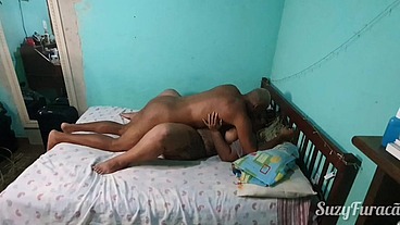 Meu cunhado veio me fuder enquanto minha irmã estava no banho