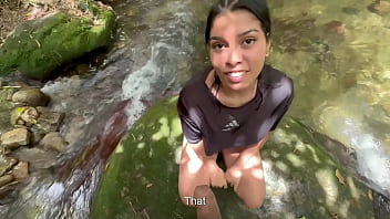 Me masturbo mientras una chica latina desconocida me observa y termino follandola muy duro hasta ella dar grande chorro hl