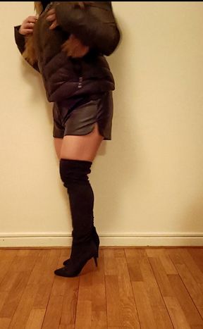 Tranny in overknee boots masturbates.