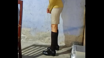 Puto se pajea con falda de colegiala cafe