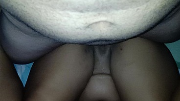 Coroa e novinha fodendo gostoso no quarto
