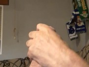 Mehago una paja en el sofá,mientras veo la tele,mucha leche sale de mi gran verga