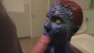 Geweldige Mystique cosplayer die een enorme penis zuigt (POV)