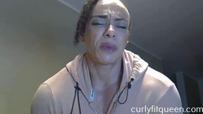 Milf gym rat flexing her daily pump