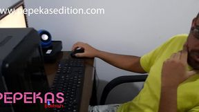 vivi guedez oficial chamou seu melhor amigo que tecnico de informatica para conserta seu computador na sua casa. mas acabou surpreendendo ele com cha de buceta. o seu amigo ficou