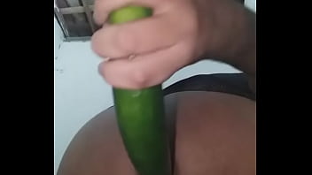 Enfiando o pepino no cuzinho