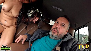 Entrou na carona e levou ferro e gozada dentro - Lorena Sanches