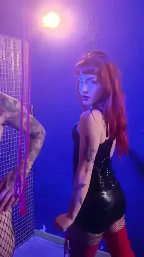 America Fetish con Mistress Ilina grabando vídeos de auténtico Femdom en Madrid!! Vídeos al mas estilo KINK que no puedes perderte si eres amante del BDSM hazte FAN ya… es una orden, te azotaremos co…