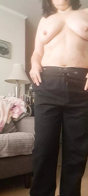 Milf rehearsing for sex while sitting with rich movements
