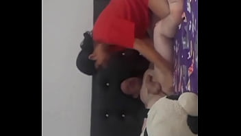Le doy una gran mamada a mi padrastro