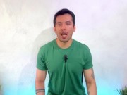 Coach maduro musculoso termina siendo penetrado por el nuevo joven dotado del gym!