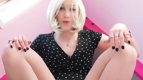 Kamila showing her body and cumming in the pink attic