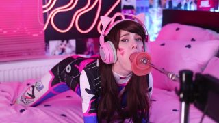 Tonåring D.Va cosplayer får sin trånga fitta knullad av en knullmaskin