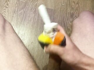 ГРОМКО СТОНЕТ и КОНЧАЕТ в КИСКУ из перчатки. Много спермы