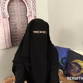 Niqab babe needs to learn Czech