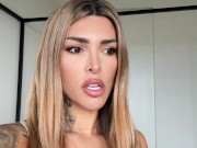 JOI ITALIANO - La stepmom Tami Tsunami lo fa sborrare in videochiamata nei bagni della scuola