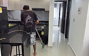 Una caliente hermanastra le gusta seducir a su hermanastro y le ruega que se la coja duro.