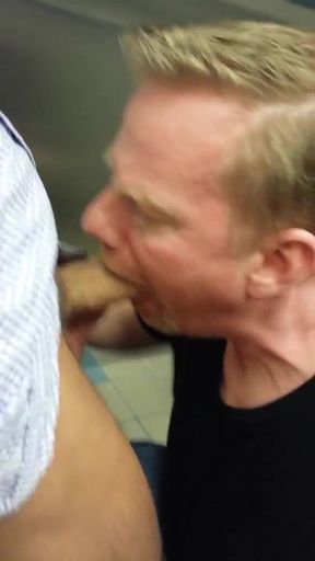 auf der Flughafentoilette