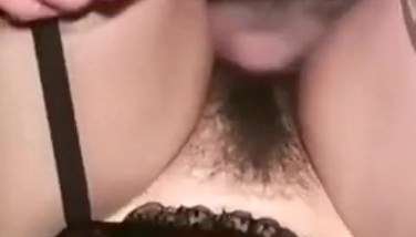 Geile Strumpfhosennutte wichst ihre erregte Fotze und fickt