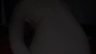 สาววัยรุ่นสักลายใช้เครื่องสั่นกระตุ้นอารมณ์ช่วยตัวเองที่ก้น