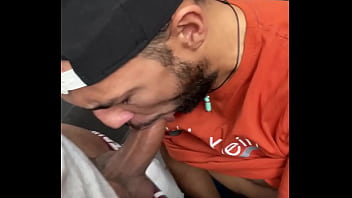 ENTRA E SAI NO BANHEIRO COM MACHOS TREPANDO .