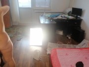 Amateur-Ehefrau hat Spaß beim Anprobieren von Kleidung, die sie zerschneidet.