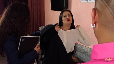 El tío pollón se hizo pasar por gay para calzarse a las dos milfs.