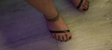 Overhanging toes in ankle straps
